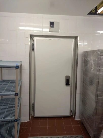 Puertas Abatibles para cuartos frios, bodegas y centros de distribucion